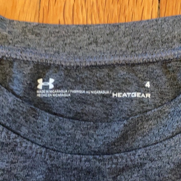 Boys underarmor t-shirt, moisture wick. Gray. - Picture 2 of 3